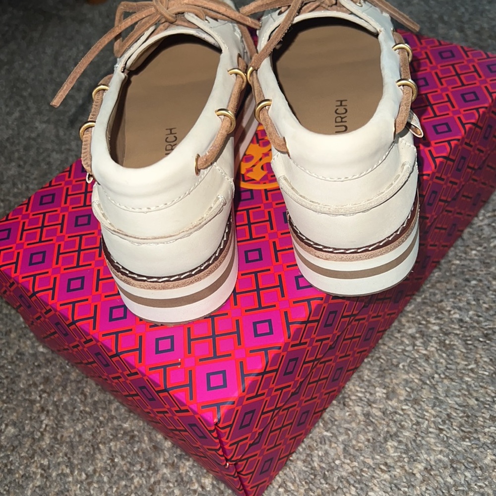 Tory Burch Boat Shoe. 6 - Picture 3 of 7